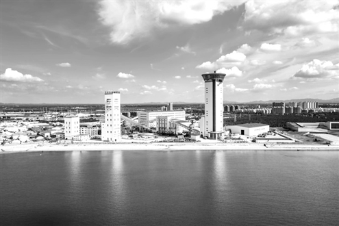 图为正在开采的莱州市三山岛金矿,西岭金矿位于三山岛金矿的深部。新华社发